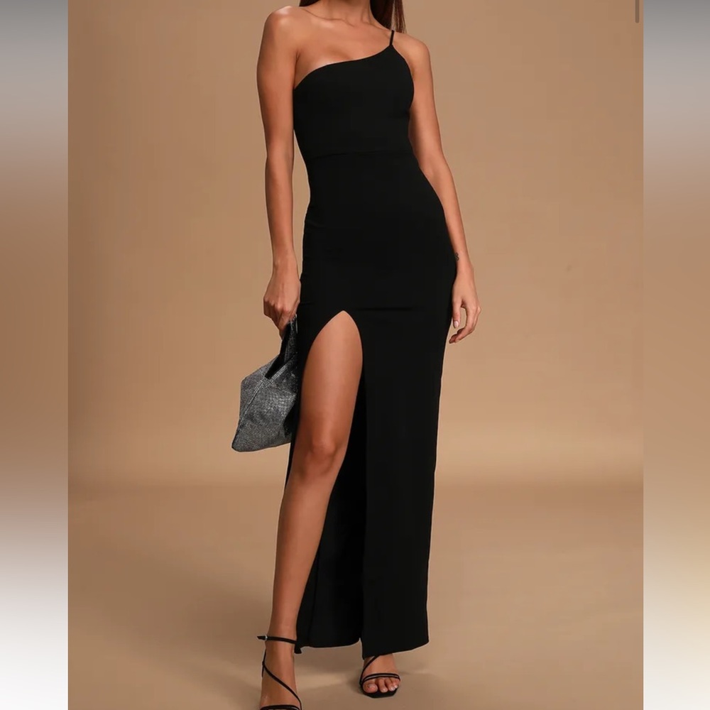 LULU’S Keeper of My Heart Black One-Shoulder Maxi Dress
